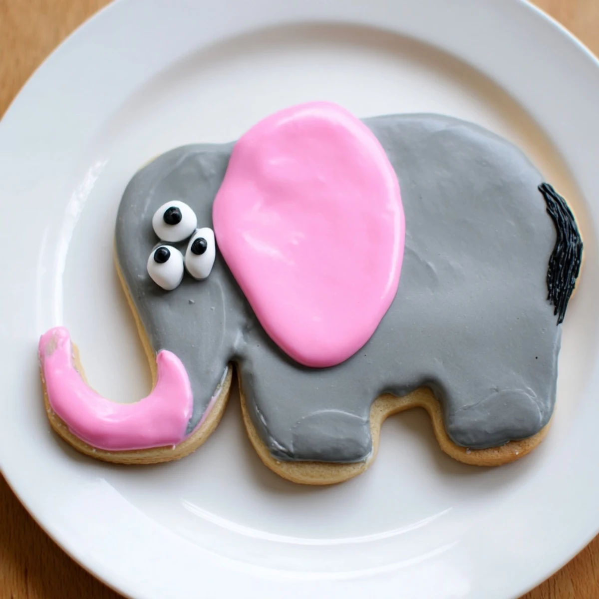 Fluffy Biscuits Amical Éléphant, ready to enjoy with milk, decorated with colorful icing and charm.