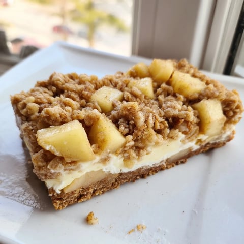 Golden-brown Apple Crisp Cheesecake Bars, boasting creamy cheese, spiced apples, and a crispy oat topping.
